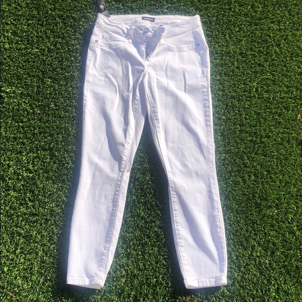 White Bebe Crop Pants 💝